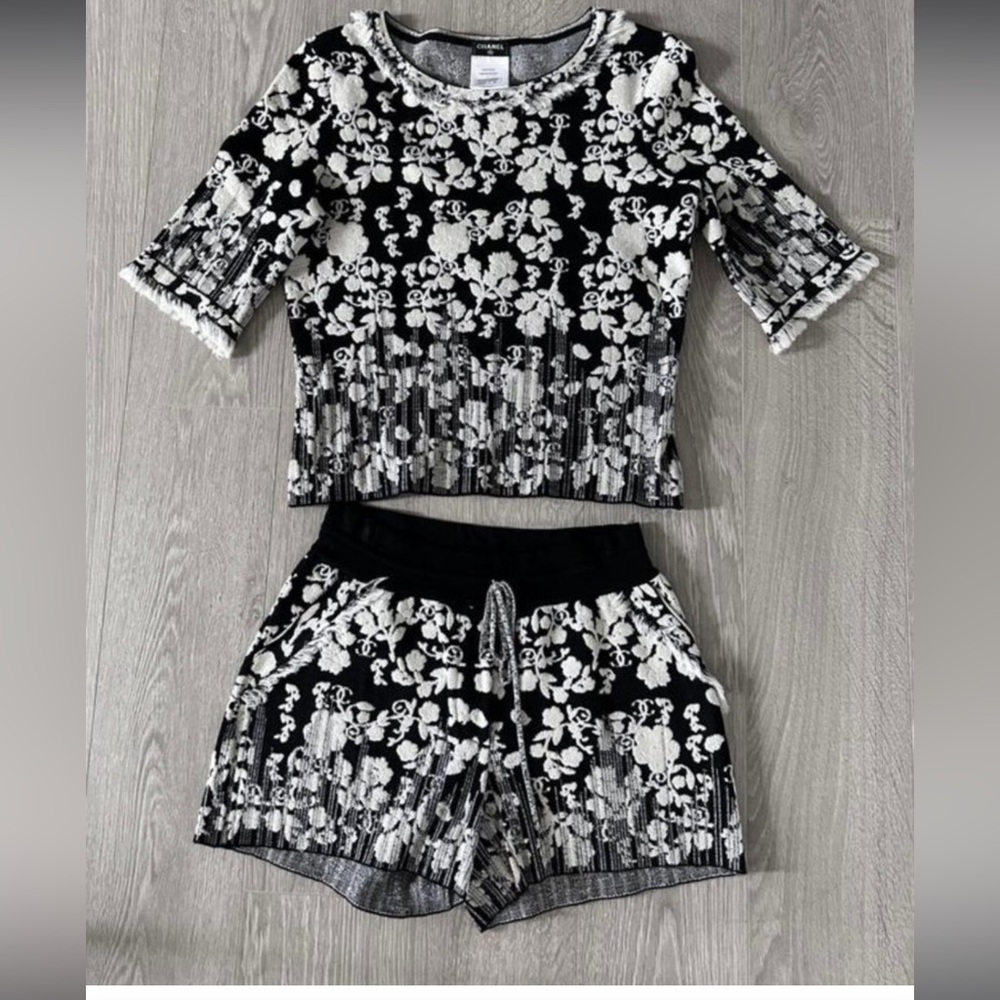 NWT Chanel Cara Delevingne Style CC Logo Camellias Ensemble